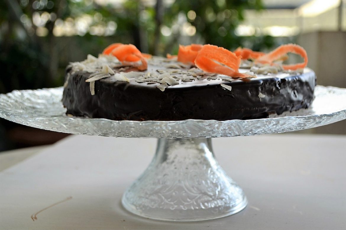 Κέικ καρότου με μήλα, ινδοκάρυδο κι επικάλυψη σοκολάτας