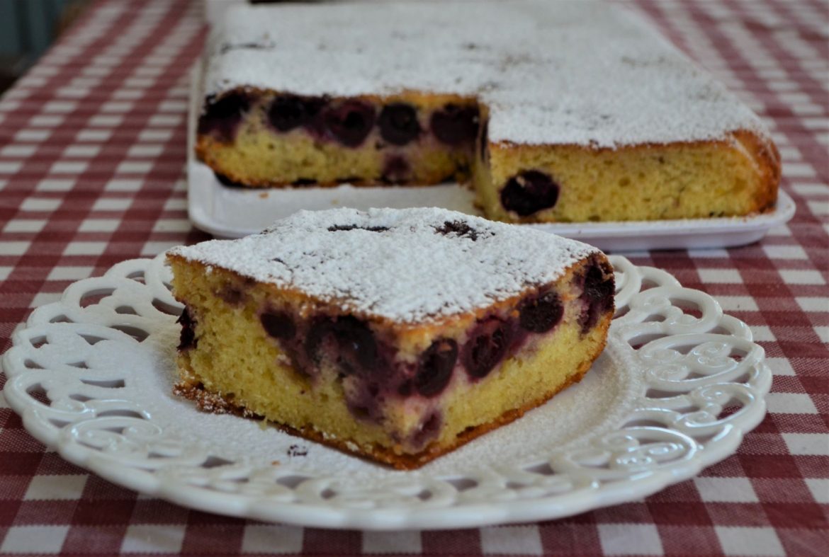 Κέικ ταψιού με φρέσκα κεράσια