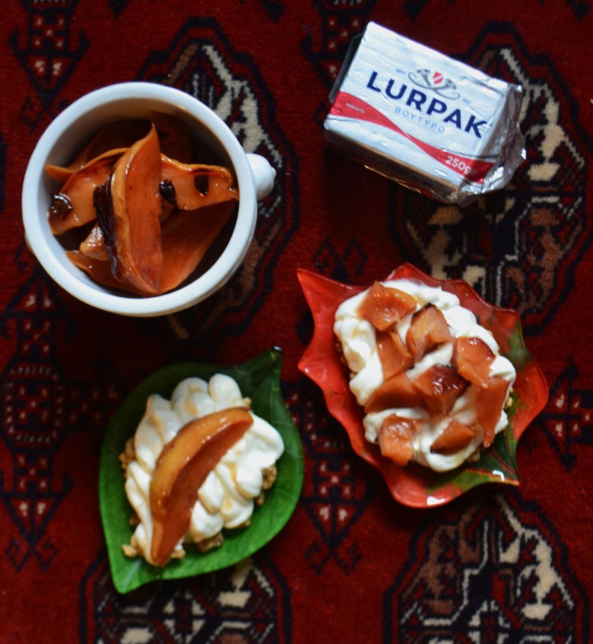 Κυδώνια ψητά πάνω σε μους γιαουρτιού και κραμπλ