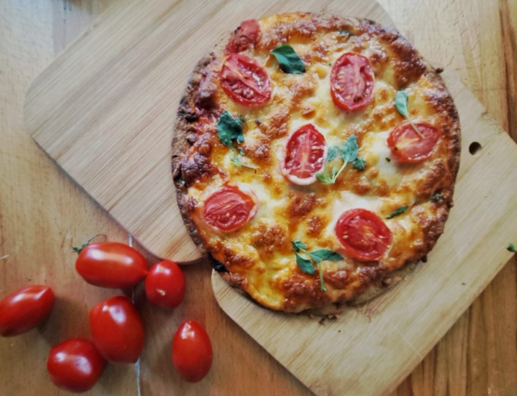 Εύκολη πίτσα-τορτίγια με μοτσαρέλα ντομάτα και βασιλικό